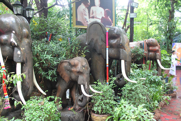 The scene behind Wat Pathum Wanaram.