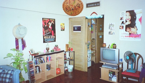 My very first apartment on Petchburi Road. In retrospect, I probably could have had cooler movie posters on the wall, but dammit, I loves me a good musical and romantic comedy!