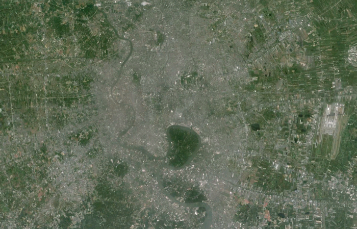 Closer view. The green 'bubble' is Bangkrachao and sits on the west side.